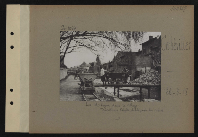 Gerbéviller. La Mortagne dans le village. Travailleurs Kabyles déblayant les ruines