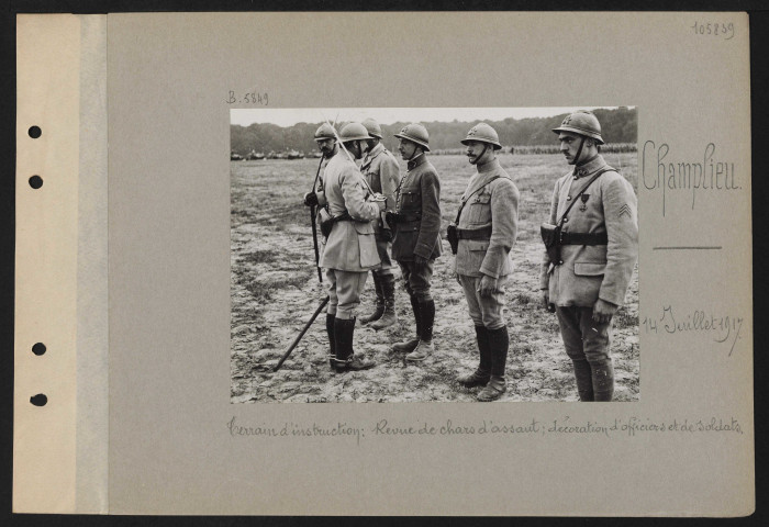 Champlieu. Terrain d'instruction : revue de chars d'assaut ; décoration d'officiers et de soldats