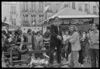 Séances de dédicaces à la place Georges-Pompidou et scènes de rue