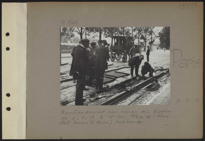 Paris. Bombardement par canon dit Bertha du 7-8-18 à 12h30. Place de l'Alma (côté Cours la Reine) bombardée