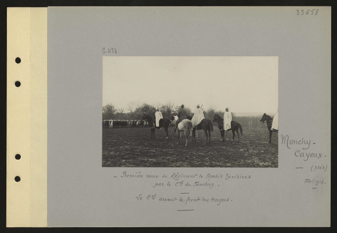 Monchy-Cayeux (près). Première revue du régiment de spahis tunisiens par le colonel du Jonchay. Le colonel devant le front des troupes