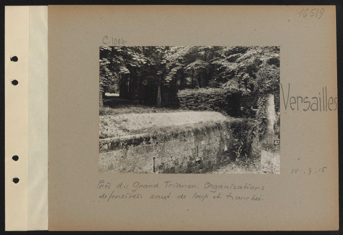 Versailles. Près du Grand Trianon. Organisations défensives saut de loup de tranchée
