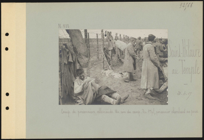 Saint-Hilaire-au-Temple. Camp de prisonniers allemands. Un coin du camp. Au premier plan, prisonnier cherchant ses poux