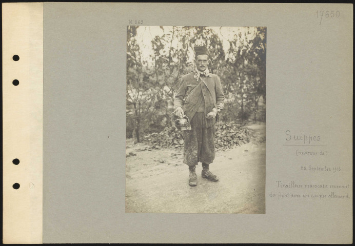 Suippes (environs de). Tirailleur marocain revenant du front avec un casque allemand