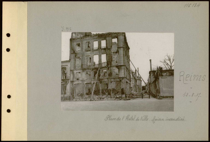 Reims. Place de l'Hôtel-de-ville. Maison incendiée