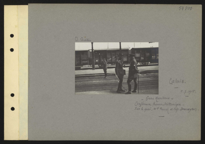 Calais. Gare maritime. Conférence franco-britannique. Sur le quai, maréchal French et capitaine Doumayron