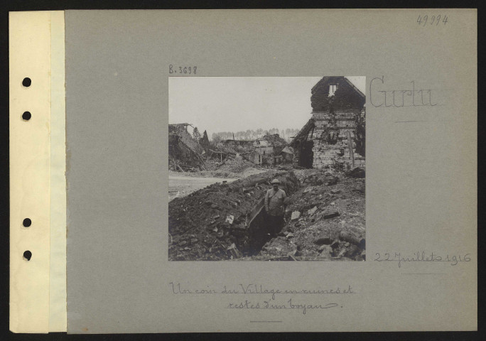 Curlu. Un coin du village en ruines et restes d'un boyau