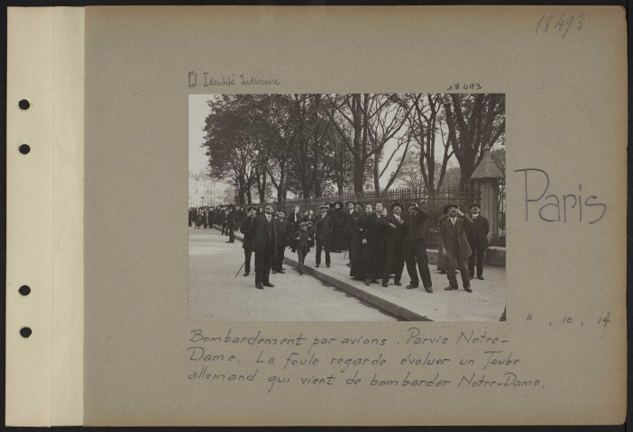 Paris. Bombardement par avions. Parvis Notre-Dame. La foule regarde évoluer un Taube allemand qui vient de bombarder Notre-Dame