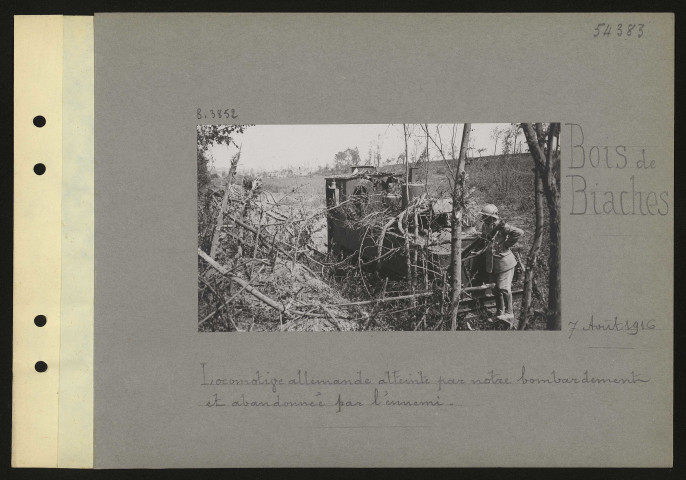Bois de Biaches. Locomotive allemande atteinte par notre bombardement et abandonnée par l'ennemi