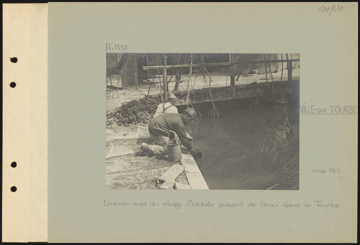 Ville-sur-Tourbe. Lisières sud du village. Soldats puisant de l'eau dans la Tourbe