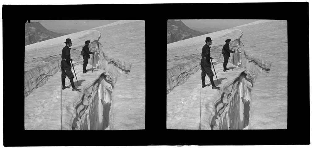 [Paysage alpin. Deux hommes. Un Glacier]