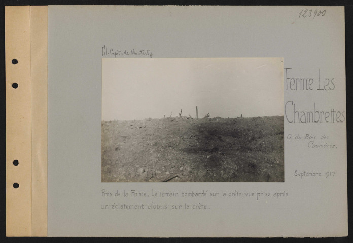 Ferme Les Chambrettes (ouest du Bois des Caurières). Près de la ferme. Le terrain bombardé sur la crête ; vue prise après un éclatement d'obus sur la crête