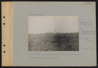 Ferme Les Chambrettes (ouest du Bois des Caurières). Près de la ferme. Le terrain bombardé sur la crête ; vue prise après un éclatement d'obus sur la crête