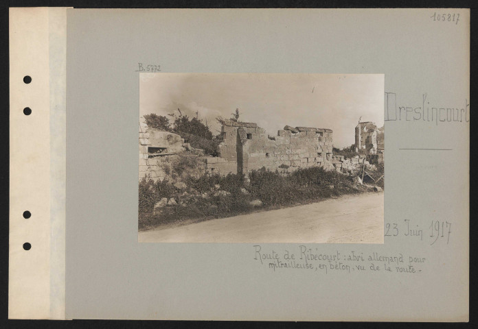 Deslincourt. Route de Ribécourt : abri allemand pour mitrailleuse, en béton, vu de la route