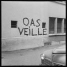 Inscriptions : « OAS veille ». Daniel Cauchy et les frères Rodriguez dans la rue. Distribution de « Témoignages et documents » : à la une, article sur les « Ratonnades à Paris »