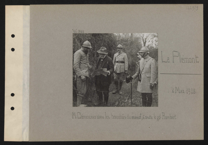 Le Plémont. M. Clémenceau dans les tranchées du massif à droite le général Humbert