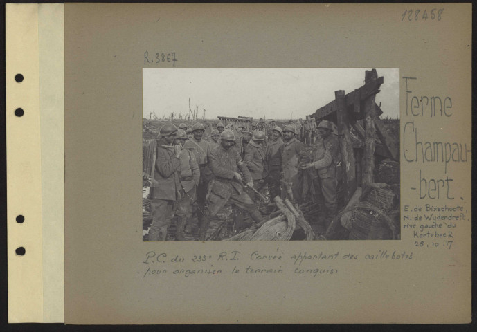 Ferme Champaubert (est de Bixschoote, nord de Wydendreft, rive gauche du Kortebeek). PC du 233e RI. Corvée apportant des caillebotis pour organiser le terrain conquis