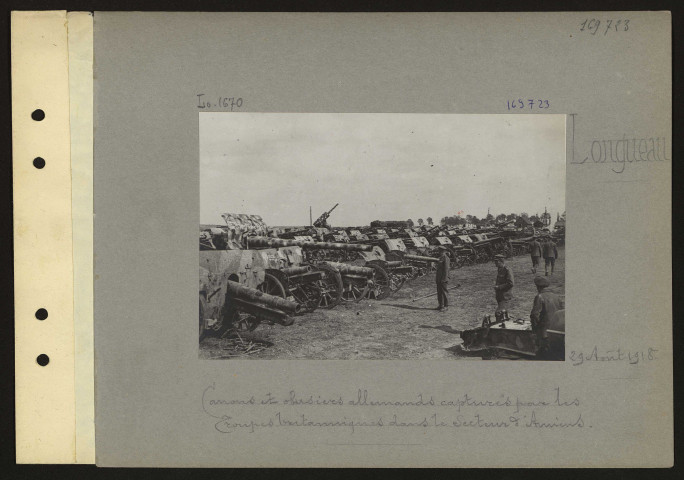 Longueau. Canons et obusiers allemands capturés par les troupes britanniques dans le secteur d'Amiens