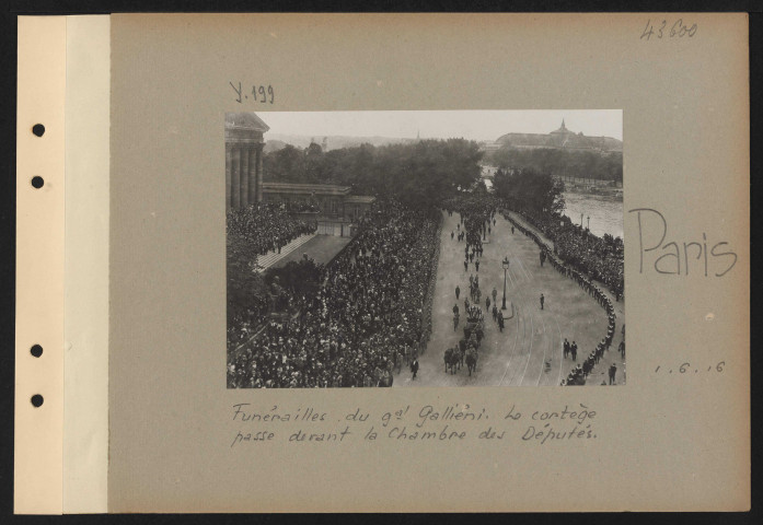 Paris. Funérailles du général Galliéni. Le cortège passe devant la Chambre des députés