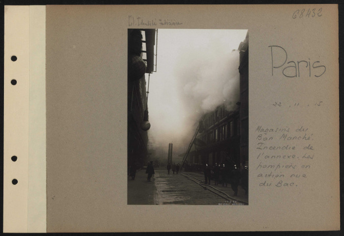 Paris. Magasins du Bon Marché. Incendie de l'annexe. Les pompiers en action rue du Bac