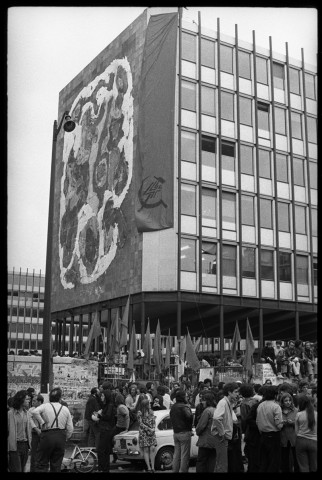 Défilé de la Ligue communiste : fête à Jussieu