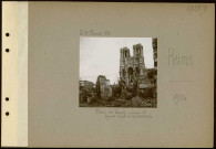 Reims. Place du Parvis. Ruines et façade ouest de la cathédrale
