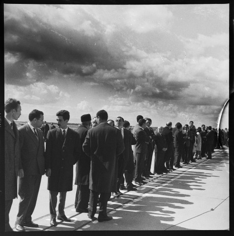Arrivée de Hassan II à l'aéroport d'Alger (13-15 mars 1963) et accueil par les autorités algériennes et Ben Bella.