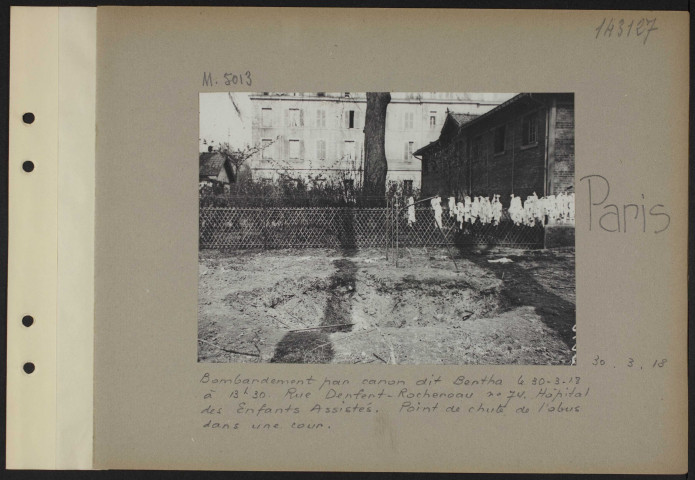 Paris. Bombardement par canon dit Bertha le 30-3-18 à 13h30. Rue Denfert-Rochereau numéro 74. Hôpital des enfants assistés. Point de chute de l'obus dans une cour