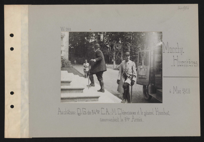 Monchy-Humières. Au château : QG du 34e CA : M. Clémenceau et le général Humbert commandant la 3e armée