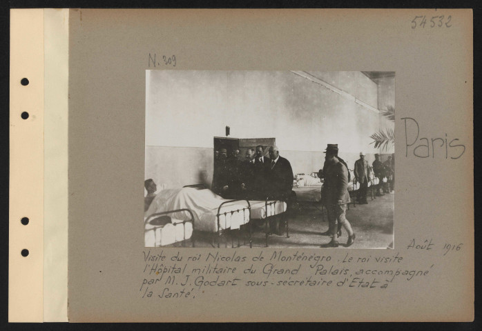 Paris. Visite du roi Nicolas de Monténégro. Le roi visite l'hôpital militaire du Grand Palais accompagné par M.J. Godard sous-secrétaire d'État à la santé