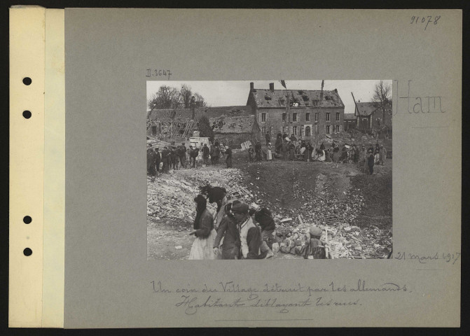 Ham. Un coin du village détruit par les Allemands. Habitants déblayant les rues