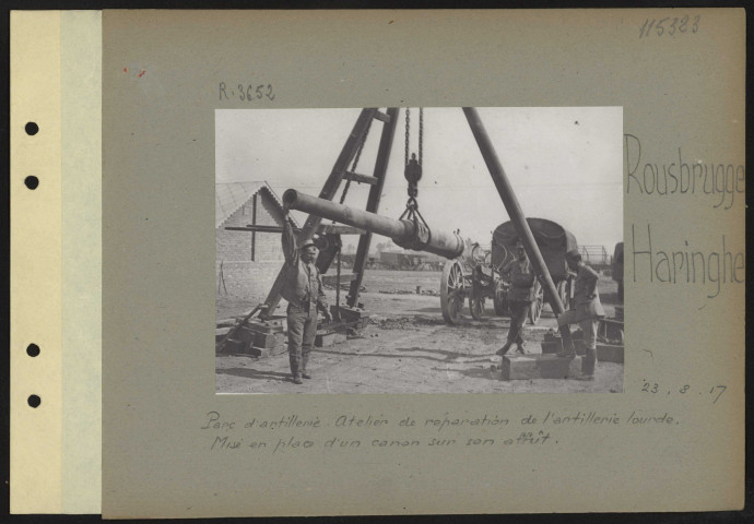 Rousbrugge-Haringhe. Parc d'artillerie. Atelier de réparation de l'artillerie lourde. Mise en place d'un canon sur son affût