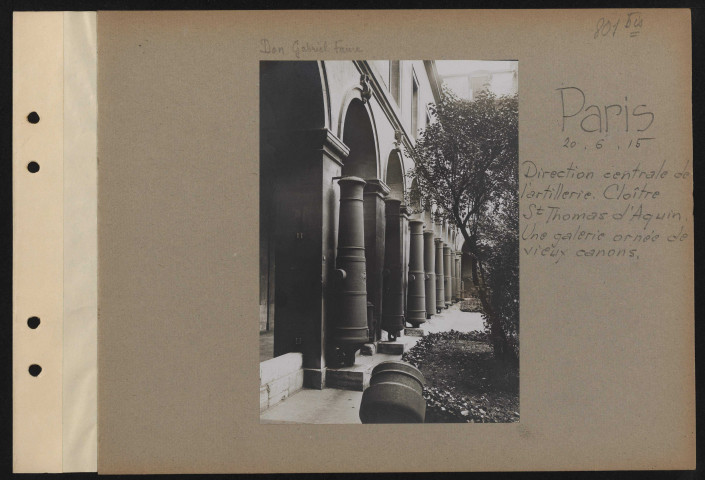 Paris. Direction centrale de l'artillerie. Cloître Saint-Thomas d'Aquin. Une galerie ornée de vieux canons