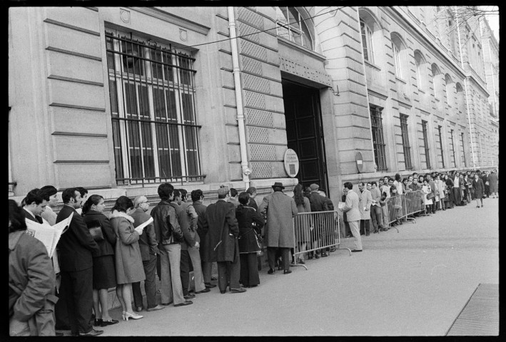 Queue devant la préfecture de police : entrée dédiée aux étrangers. Scènes de rue à Paris