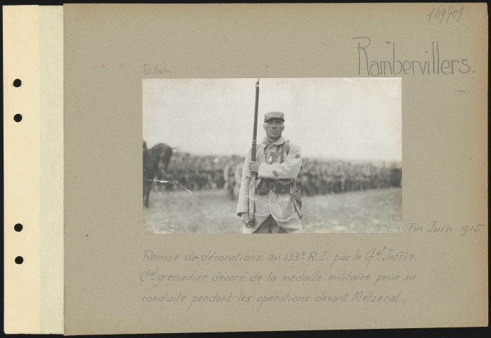 Rambervillers. Remise de décorations au 133e régiment d'infanterie par le général Joffre. Caporal-grenadier décoré de la médaille militaire pour sa conduite pendant les opérations devant Métzeral