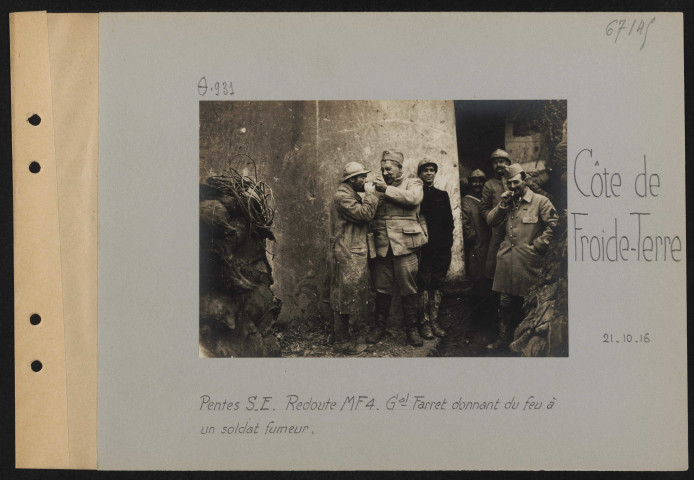 Cote de Froide-Terre. Pente sud-est. Redoute MF 4. Général Farret donnant du feu à un soldat fumeur