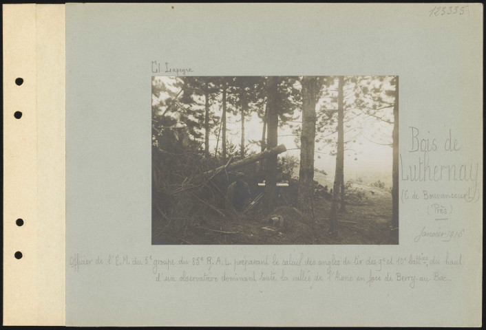 Bois de Luthernay (est de Bouvancourt) (près). Officier de l'état-major du 5e groupe du 85e régiment d'artillerie lourde préparant le calcul des angles de tir des 9e et 10e batteries, du haut d'un observatoire dominant toute la vallée de l'Aisne en face de Berry-au-Bac