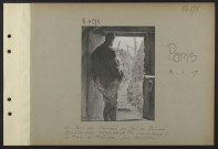 Paris. Le Salon des Armées au Jeu de paume. Brancardier regardant le marmitage à la Main de Massiges, par Barrière