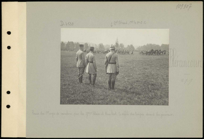 Blérancourt. Revue du premier corps de cavalerie par les généraux Pétain et Humbert. Le défilé des troupes devant les généraux