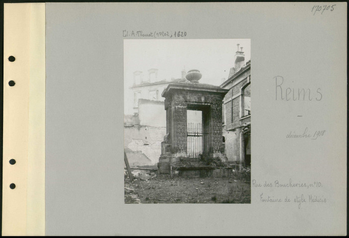 Reims. Rue des Boucheries, numéro 10. Fontaine de style Médicis