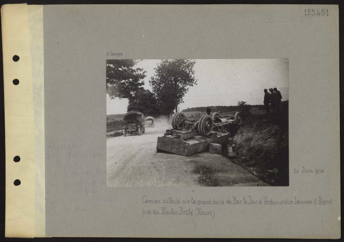 Mont Brûlé (près du) (Meuse). Camion culbuté sur la grand route de Bar-le-Duc à Verdun, entre Lemmes et Regret