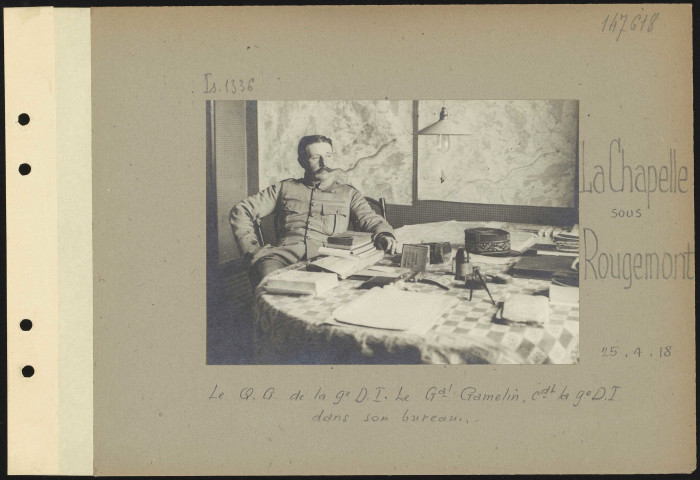 La Chapelle-sous-Rougemont. Le quartier général de la DI. Le général Gamelin commandant la 9e division d'infanterie dans son bureau