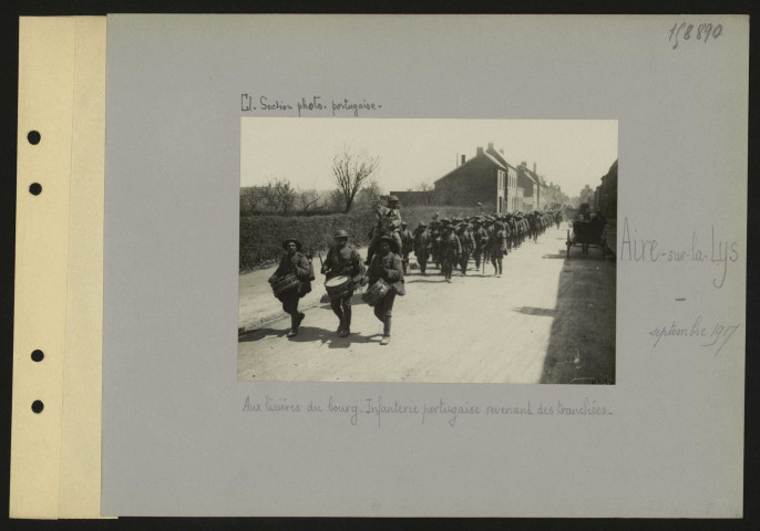 Aire-sur-la-Lys. Aux lisières du bourg. Infanterie portugaise revenant des tranchées