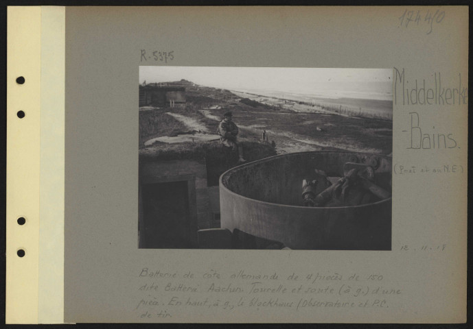 Middelkerke-Bains (près et au nord-est). Batterie de côte allemande de quatre pièces de 150 dite batterie Aachen. Tourelle et soute (à gauche) d'une pièce. En haut, à gauche, le blockhaus (observatoire et PC de tir