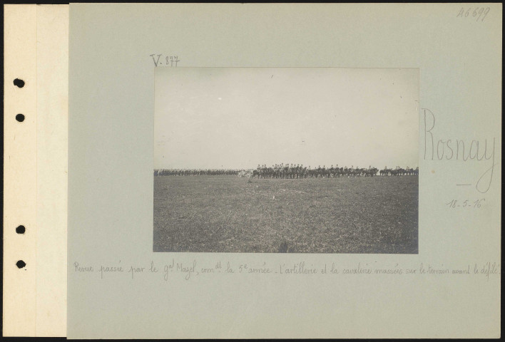 Rosnay. Revue passée par le général Mazel, commandant la 5e armée. L'artillerie et la cavalerie massées sur le terrain avant le défilé