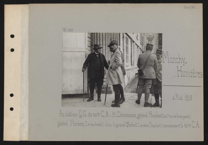 Monchy-Humières. Au château : QG du 34e CA : M. Clémenceau, général Humbert [au premier plan de trois quart] général Mordacq [de dos à droite] chez le général Nudant [derrière Humbert] commandant le 34e CA