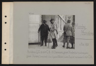 Monchy-Humières. Au château : QG du 34e CA : M. Clémenceau, général Humbert [au premier plan de trois quart] général Mordacq [de dos à droite] chez le général Nudant [derrière Humbert] commandant le 34e CA