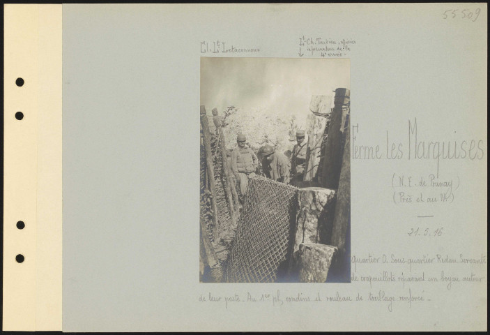 Ferme Les Marquises (nord-est de Prunay) (près et au nord). Quartier ouest. Sous-quartier Redan. Servants de crapouillots réparant un boyau autour de leur poste. Au premier plan, rondins et rouleau de treillage renforcé