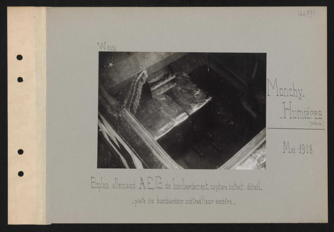 Monchy-Humières (près de). Biplan allemand AEG de bombardement capturé intact : détail. Poste du bombardier mitrailleur arrière