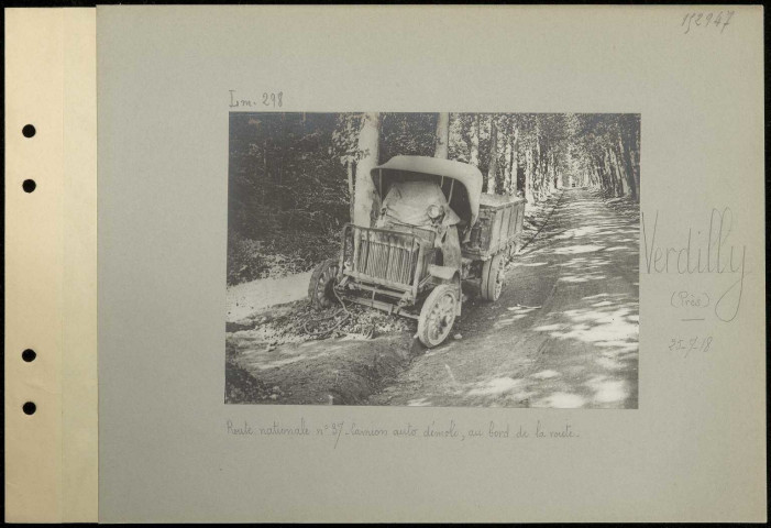 Verdilly (près). Route national numéro 37. Camion auto démoli, au bord de la route